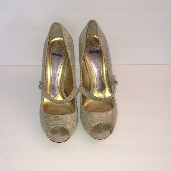 Hale Bob metallic peep toe heels. - Picture 2 of 5